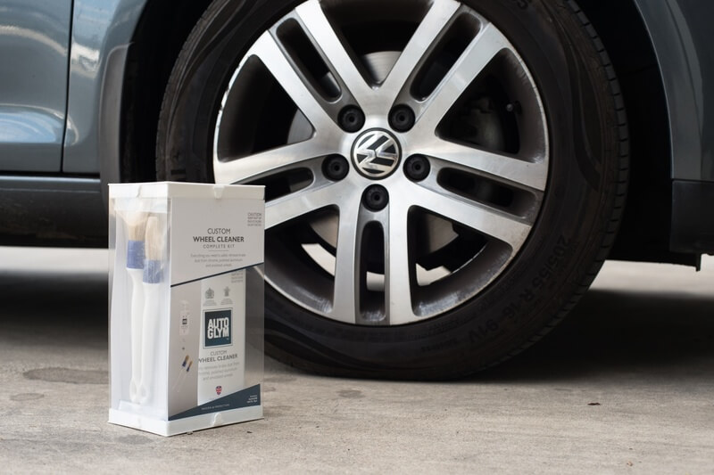 Cleaning car wheels with Autoglym