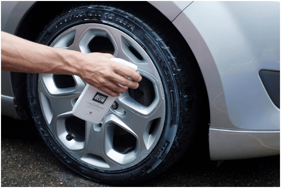 Easy-to-use Autoglym Instant Tyre Dressing