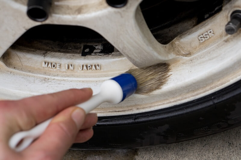 cleaning alloy wheels with Autoglym