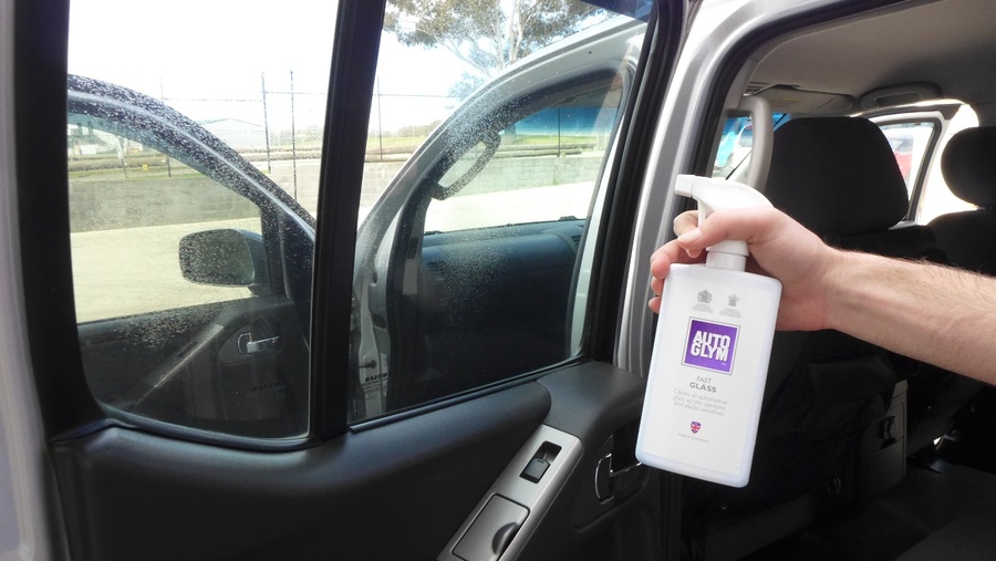 best way to clean car windshield